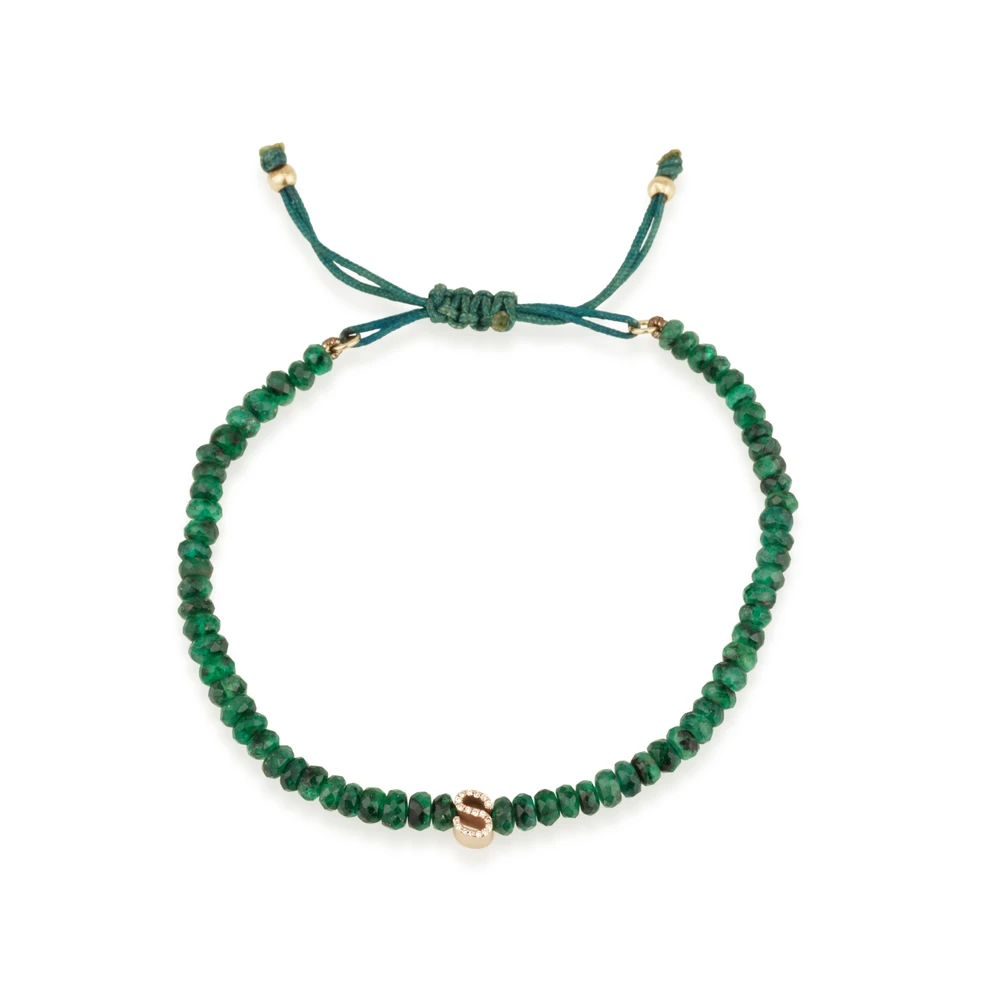 צמיד חרוזי אמרלד טבעי עם אות משובצת וסגירת מקרמה