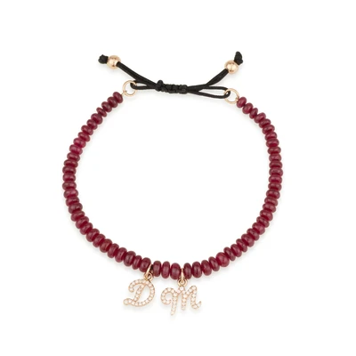 צמיד חרוזי רובי טבעי עם אות משובצת וסגירת מקרמה