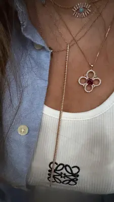 שרשרת תלתן יהלומי מעבדה עם רובי / אמרלד מעבדה