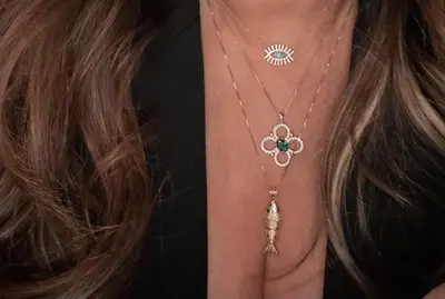 שרשרת תלתן יהלומי מעבדה עם רובי / אמרלד מעבדה